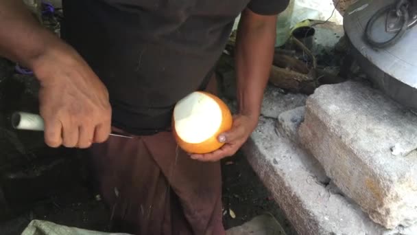 在Ella Sri Lanka开了一个国王椰子 椰子的水溅了出来 — 图库视频影像