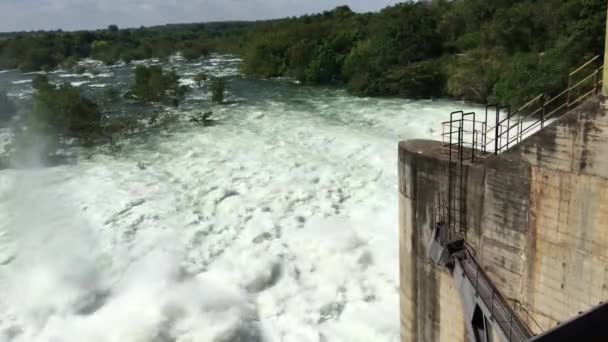 Udawalawe Dam Com Todos Quatro Vertedouros Abertos Criando Grande Fluxo — Vídeo de Stock