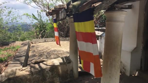 Buddhismens Flaggor Vid Templet Mulgirigala Raja Maha Viharaya Sri Lanka — Stockvideo