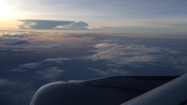 Voando Durante Pôr Sol Acima Das Nuvens — Vídeo de Stock
