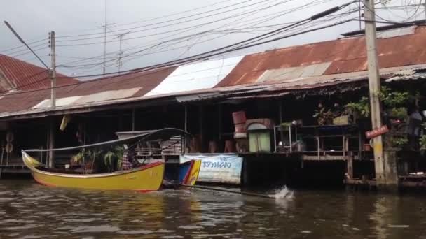 Лодка Проходит Мимо Плавучем Рынке Дамнон Садуак Бангкок Таиланд — стоковое видео