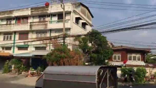 Vista Trem Passando Por Casas Caminho Bangkok Para Samut Sakhon — Vídeo de Stock