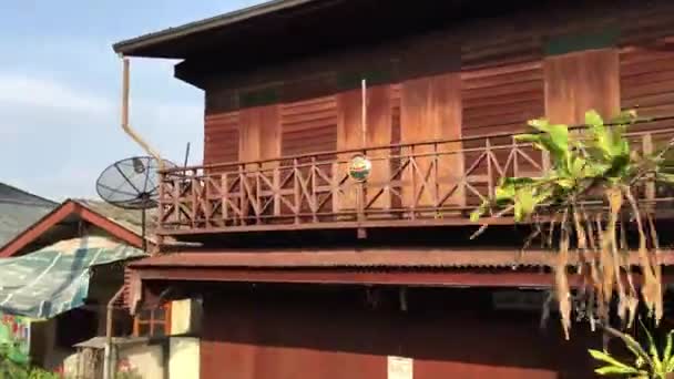 バンコクからタイのサムットサコーンへ向かう途中で家を通り過ぎる列車からの眺め — ストック動画