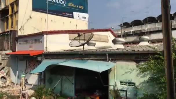 Utsikt Från Tåget Passerar Förbi Gamla Hus Väg Från Bangkok — Stockvideo