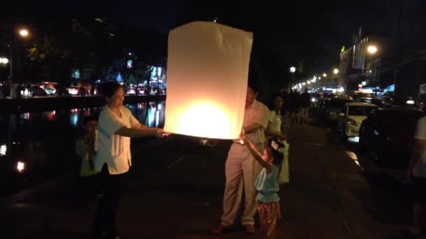 Familie Geeft Een Lantaarn Loy Krathong Peang Chiang Mai Thailand — Stockvideo