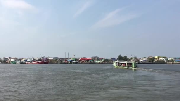 Ferry Sobre Tha Chin Samut Sakhon Tha Chalom Tailandia — Vídeos de Stock