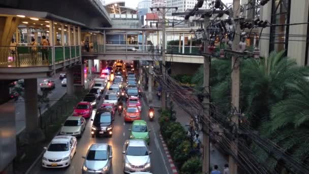 Скорая Застряла Пробке Сухумвите Бангкок Таиланд Азия — стоковое видео