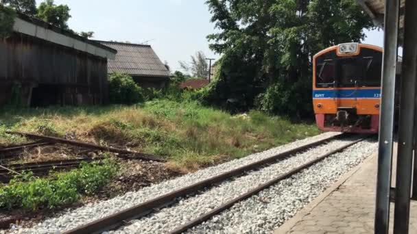 Τρένο Που Φθάνουν Στο Σιδηροδρομικό Σταθμό Ban Laem Tha Chalom — Αρχείο Βίντεο