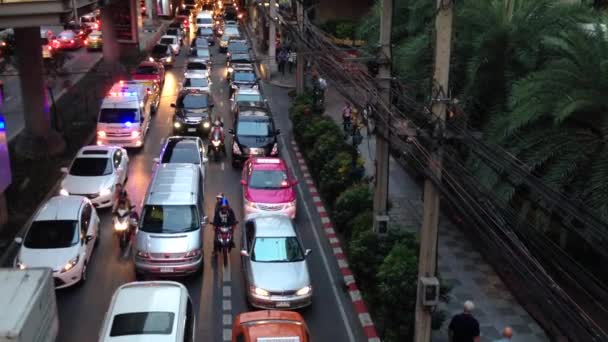 Ambulance Stuck Traffic Sukhumvit Bangkok Thailand Asia — Stock Video