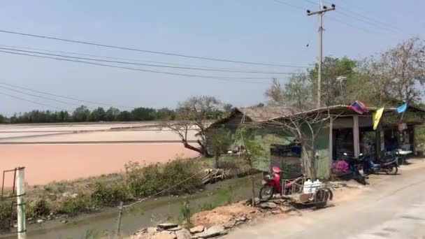 Kilátás Vonat Elhaladó Sós Gazdaságok Úton Tha Chalom Samut Songkhram — Stock videók