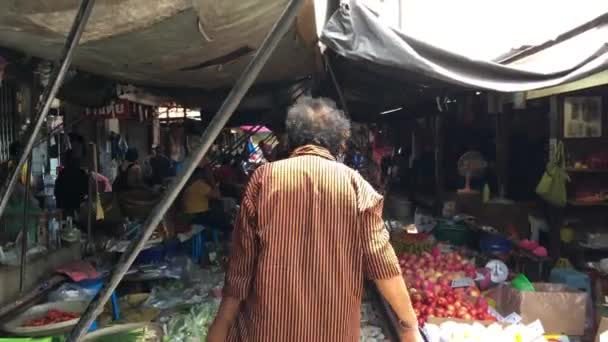 Kvinna Promenader Maeklong Järnvägsmarknaden Taled Rom Hoop Samut Songkhram Thailand — Stockvideo