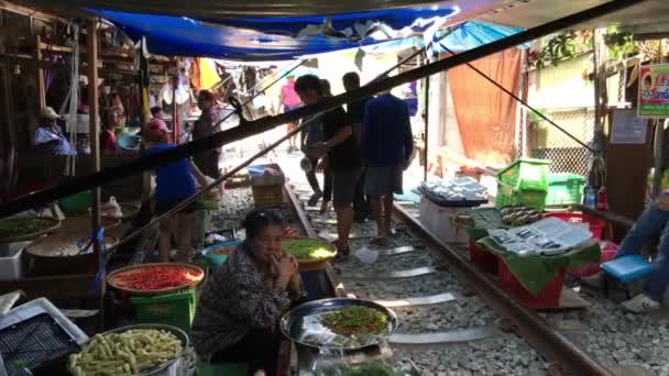 Personas Mercado Ferroviario Maeklong Taled Rom Hoop Samut Songkhram Tailandia — Vídeo de stock