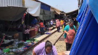 Samut Songkhram Tayland 'daki Maeklong Demiryolu Pazarı' nda (Taled Rom Hoop) trene yol açın.