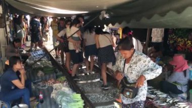 Samut Songkhram Tayland 'daki Maeklong Demiryolu Pazarı' nda (Taled Rom Hoop) kalabalık