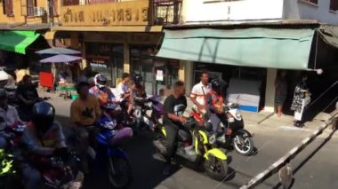 Trenle Samut Songkhram Tayland 'daki Maeklong Demiryolu Pazarı' na (Taled Rom Hoop) gidiyor.