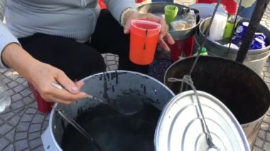 Hoi An Vietnam 'da bir torbaya Xi ma siyah susamlı tatlı çorba koymak