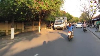 Hoi An Vietnam sokaklarında motosiklet sürmek.