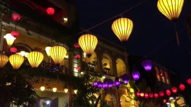 Hoi An Vietnam 'da gece vakti renkli fenerler.