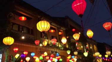 Hoi An Vietnam 'da gece vakti renkli fenerler.