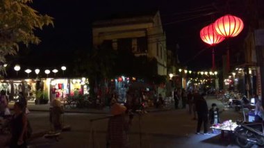 İnsanlar geceleri Hoi ve Vietnam sokaklarında yürür.