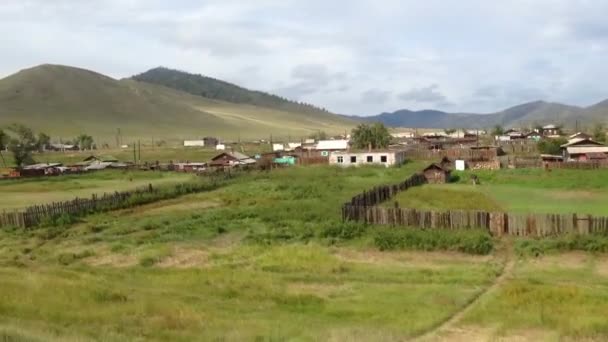 经过西伯利亚一个村庄的横贯西伯利亚铁路列车 — 图库视频影像