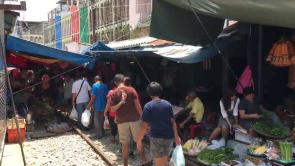 Folkmassa Maeklong Järnvägsmarknaden Taled Rom Hoop Samut Songkhram Thailand — Stockvideo