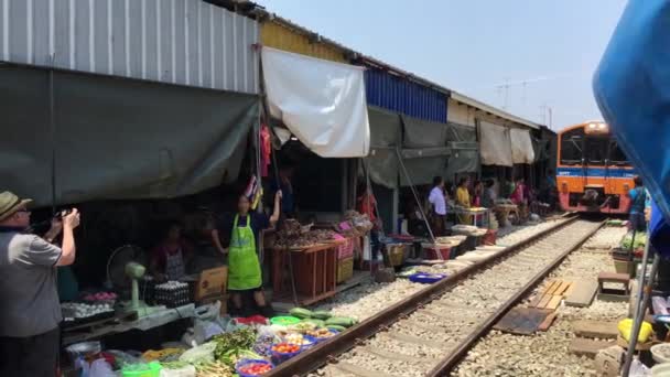 Поезд Проходящий Мимо Железнодорожного Рынка Maeklong Taled Rom Hoop Самуте — стоковое видео