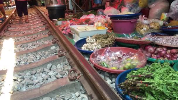 Comida Mercado Ferroviario Maeklong Taled Rom Hoop Samut Songkhram Tailandia — Vídeo de stock