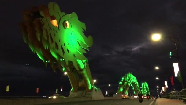 Tráfico Por Noche Puente Del Dragón Mientras Cambia Color Nang — Vídeos de Stock