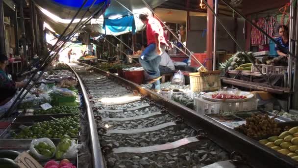 Comida Mercado Ferroviario Maeklong Taled Rom Hoop Samut Songkhram Tailandia — Vídeo de stock