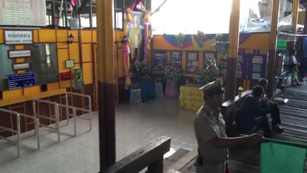 Выезд Поезде Железнодорожный Рынок Maeklong Taled Rom Hoop Самут Сонгкхрам — стоковое видео