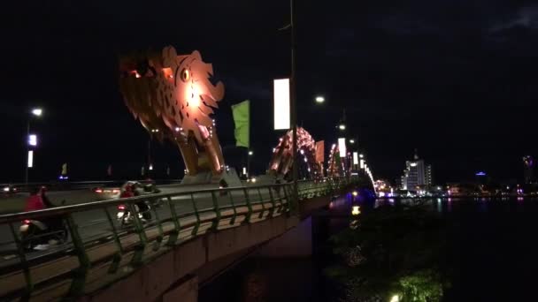 ダナン ベトナムの色を変更しながらドラゴンブリッジでの交通 — ストック動画