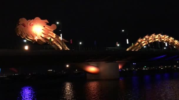 Pan Desde Puente Del Dragón Mientras Cambia Color Nang Vietnam — Vídeos de Stock