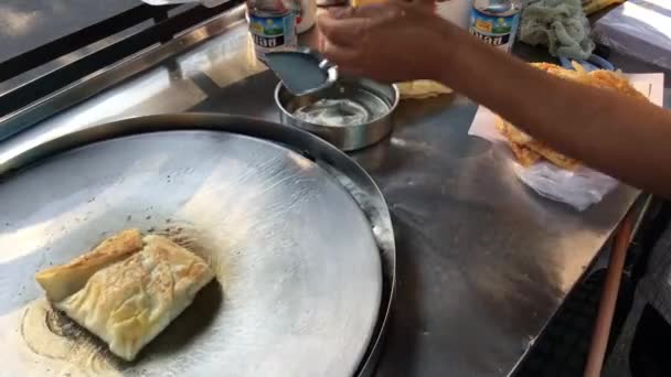 Banános Palacsintát Készítek Szamut Sakhon Thaiföld Utcáján — Stock videók