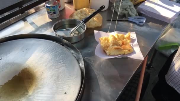 Poner Crema Sobre Panqueque Plátano Calle Samut Sakhon Tailandia — Vídeo de stock