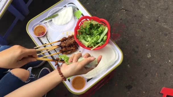 Brochette Porc Porc Grillé Enveloppé Dans Papier Riz Des Légumes — Video