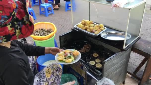 女性は作るバンKhot Miniおいしいココナッツパンケーキでホイアンベトナム — ストック動画