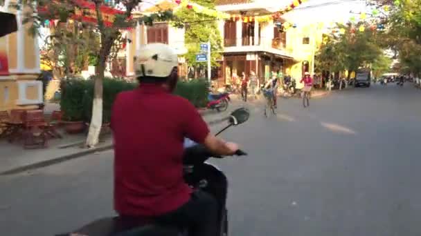 Köra Motorcykel Genom Gatorna Hoi Vietnam — Stockvideo