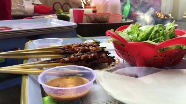 北安越南用米纸和蔬菜包裹的猪肉斜面 烤猪肉 — 图库视频影像