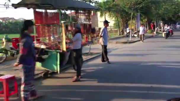 Köra Motorcykel Genom Gatorna Hoi Vietnam — Stockvideo