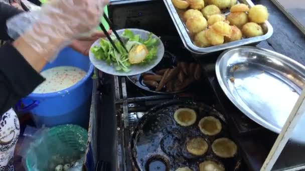 Peparing Banh Khot Mini Savory Coconut Pancake Hoi Vietnam — Stock Video