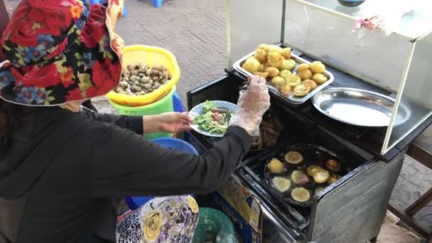 Woman Makes Banh Khot Mini Savory Coconut Pancake Hoi Vietnam — Stock Video