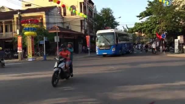 Езда Мотоцикле Улицам Хойана Вьетнам — стоковое видео