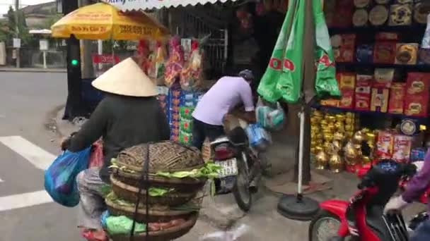 Вьетнамская Женщина Велосипеде Улицах Хойана Вьетнам — стоковое видео