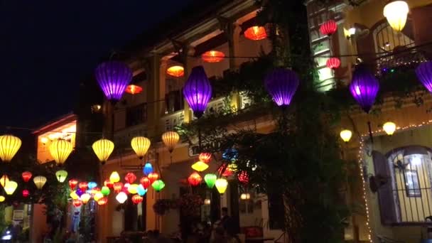 Pan Från Färgglada Lyktor Natten Gatan Hoi Vietnam — Stockvideo