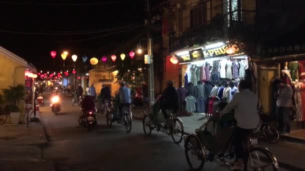 Toerist Rowerze Trójkołowym Nocy Ulicach Hoi Wietnamu — Wideo stockowe