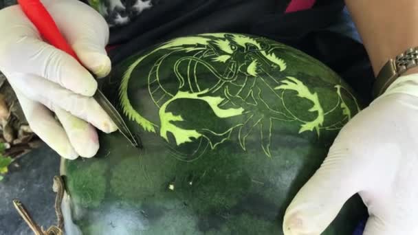 Das Schnitzen Eines Drachenbildes Eine Wassermelone Zum Chinesischen Neujahr Hoi — Stockvideo