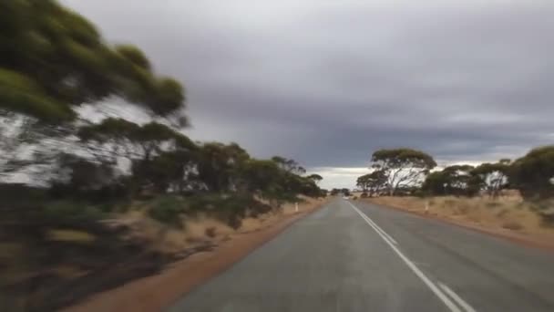 Kör Genom Västra Australien Med Mörka Moln Och Belysning — Stockvideo