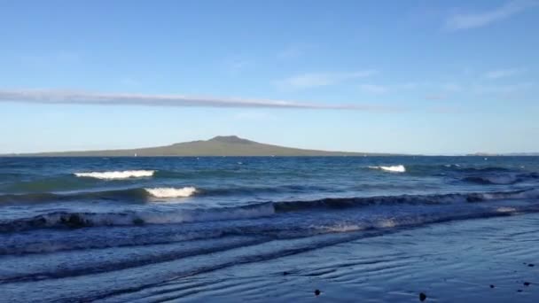 Takapuna Strand Mit Der Insel Rangitoto Hintergrund Auckland Neuseeland — Stockvideo