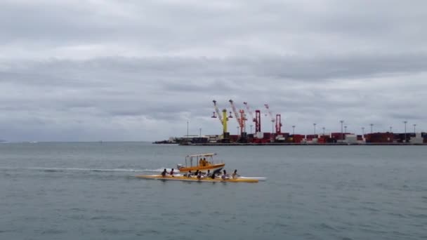Canoa Outrigger Che Passa Nel Porto Tahiti Polinesia Francese — Video Stock